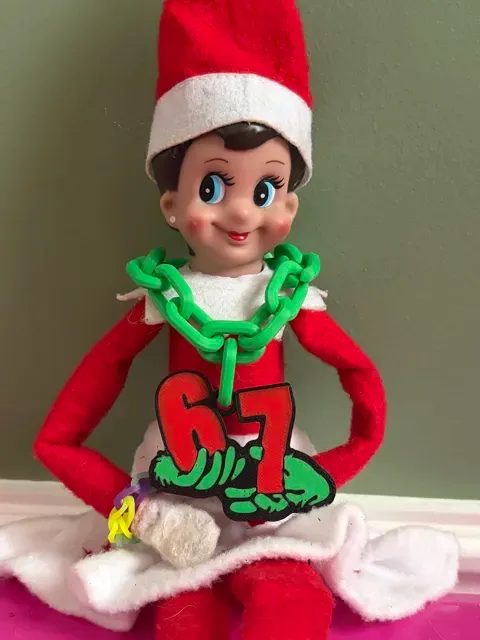 Elf Accessory - 67 Chain with Grinch Hands — Image 4 of 4