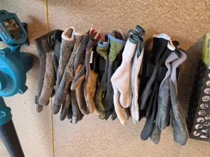 Wall mounted rack for work gloves (11 pairs)