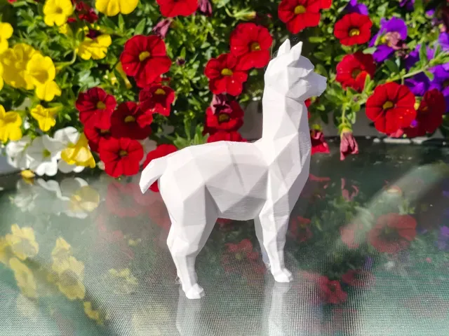 Geometric Low Poly Alpaca Figurine — Image 4 of 10