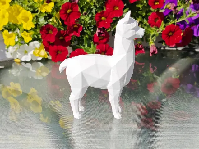 Geometric Low Poly Alpaca Figurine — Image 9 of 10
