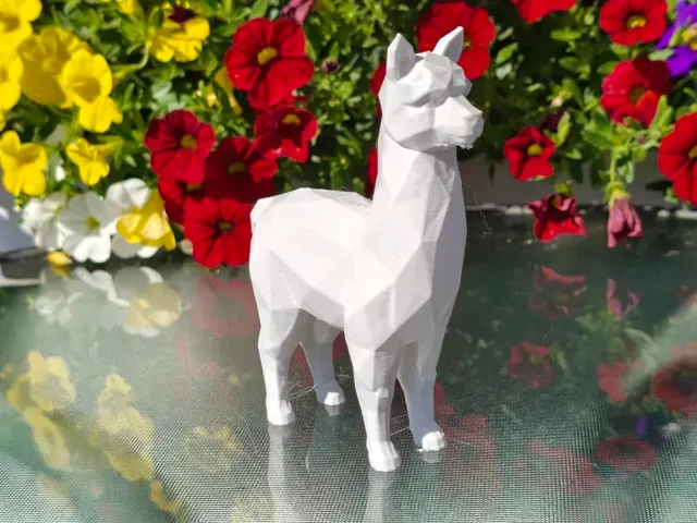 Geometric Low Poly Alpaca Figurine — Image 3 of 10