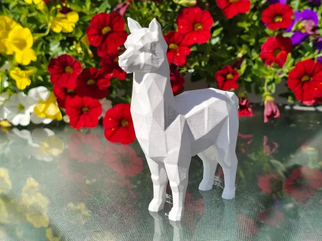 Geometric Low Poly Alpaca Figurine — Image 2 of 10