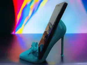 Supporto cellulare da scrivania - Tacco e fiocco