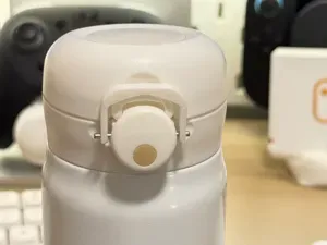 Thermos water bottle lid clip