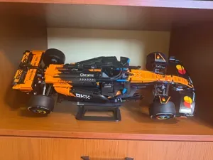Technic McLaren MCL39 F1 stand (42228)