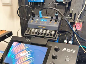 Behringer JT4000m support for mpc one