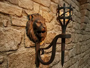 Mittelalterliche Fackel + Wandhalter mit Löwenkopf