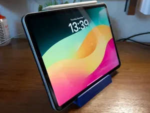 25° iPad + Smart Folio Stand
