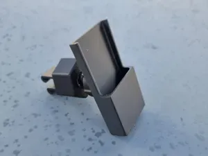 Halter für Garagentoröffner an Lüftungsschlitzen