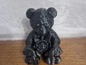 orso rosa tra le mani