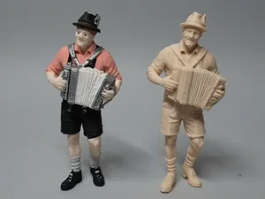 traditionell gekleideter Musikant - LGB-Gartenbahn