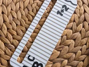 Lesehilfe in Stiftform mit Streifen
