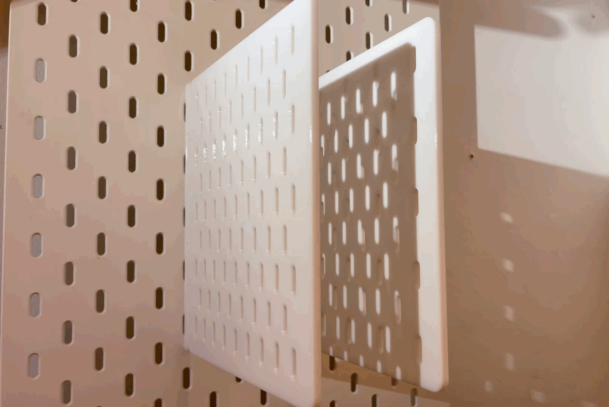 Skadis vertical swing plate