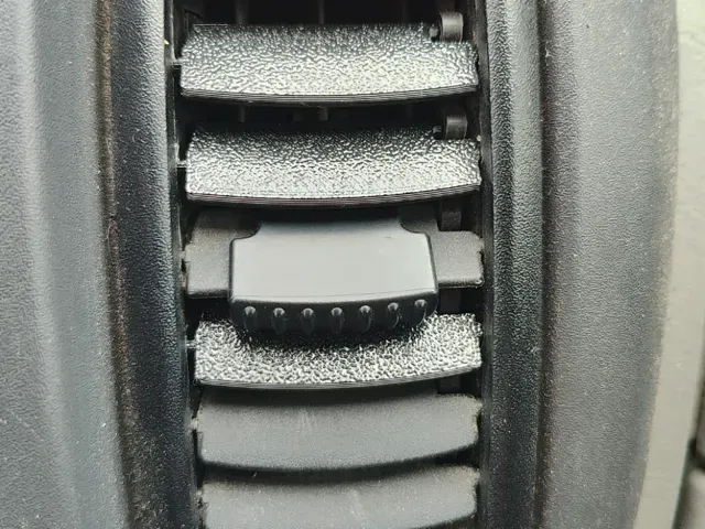 Replacement air-vent louvre fins, Renault Trafic