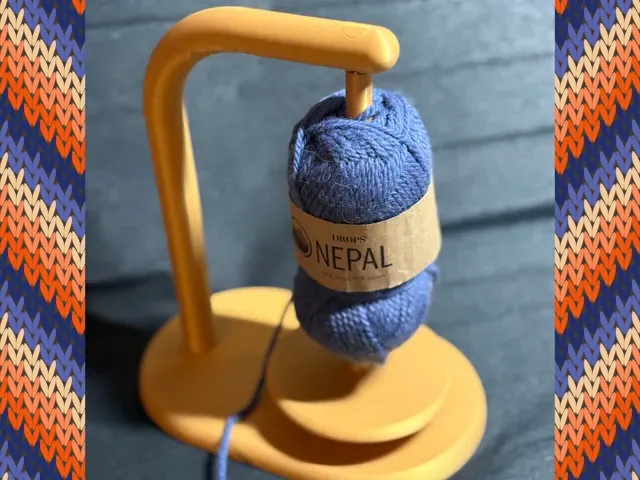 Yarn holder stand, magnetic and spinning
