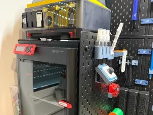 holder for SKADIS board for AMS Glass Riser