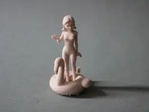 femme a la plage avec une bouée flamant rose 