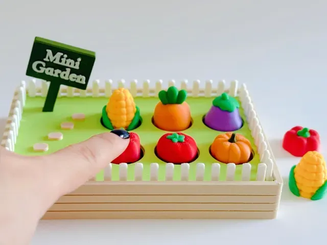 Mini Veggie Gargen & 6 Veggie Clickers — Image 2 of 7