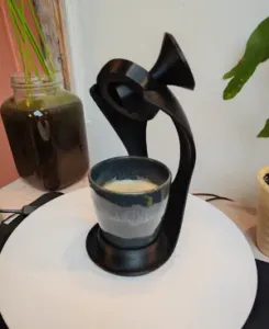 Anti-spill coffee-cup-carrier