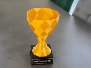 16cm großer Pokal - anpassbares Schild - low poly
