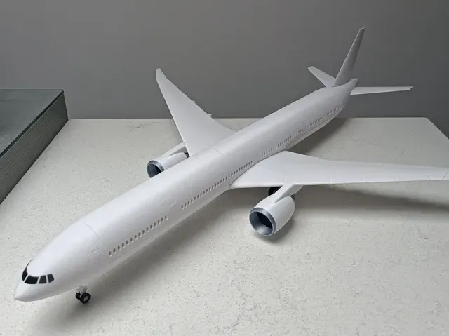 1/100 scale Beoing 777-300er