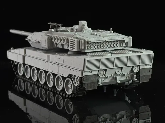 Leopard 2 A7 Main Battle Tank Movable Cannon 1/35 — Image 11 of 13