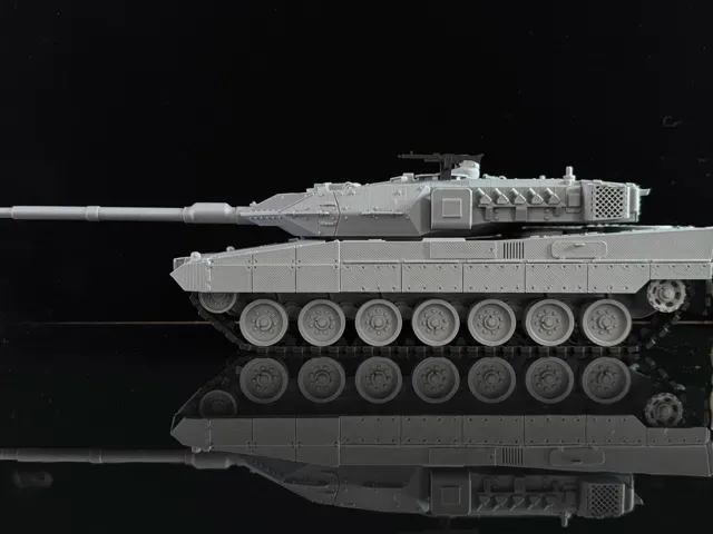 Leopard 2 A7 Main Battle Tank Movable Cannon 1/35 — Image 7 of 13