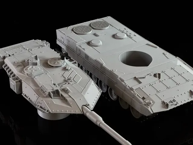 Leopard 2 A7 Main Battle Tank Movable Cannon 1/35 — Image 9 of 13