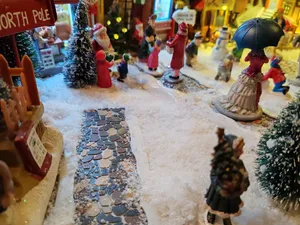 Route pavée pour village de Noël