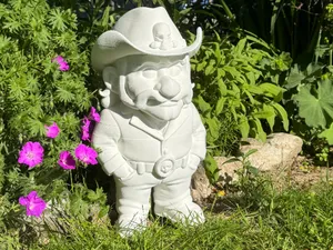 Lässiger Gartenzwerg