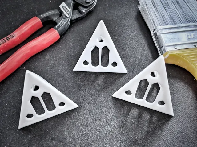 Triangle Paint Stand – Mini Spray Painting Pyramid
