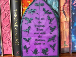 The Thirteen – Light-Up Throne of Glass Lantern