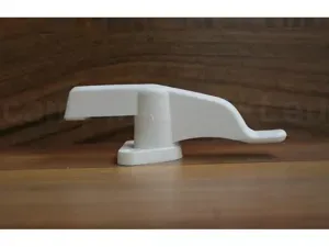 Door latch to connect the upper/lower door halfs