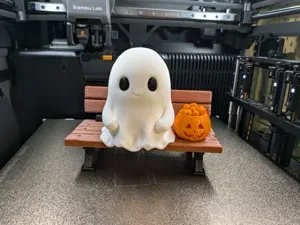 Geist auf Parkbank mit Kürbis – Halloween Deko