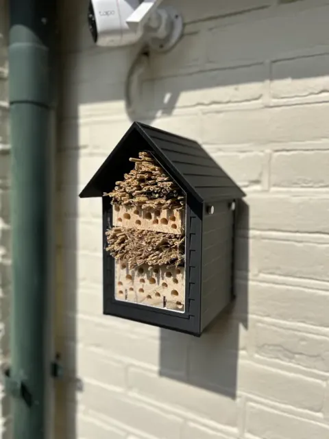 Classic design - insect hotel - bee hotel — Фото 7 из 11
