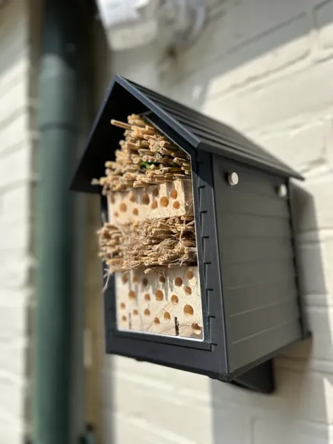 Classic design - insect hotel - bee hotel — Фото 5 из 11