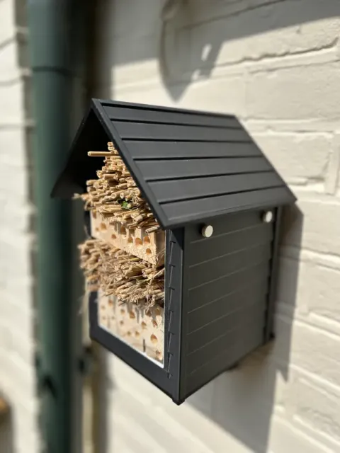 Classic design - insect hotel - bee hotel — Фото 6 из 11