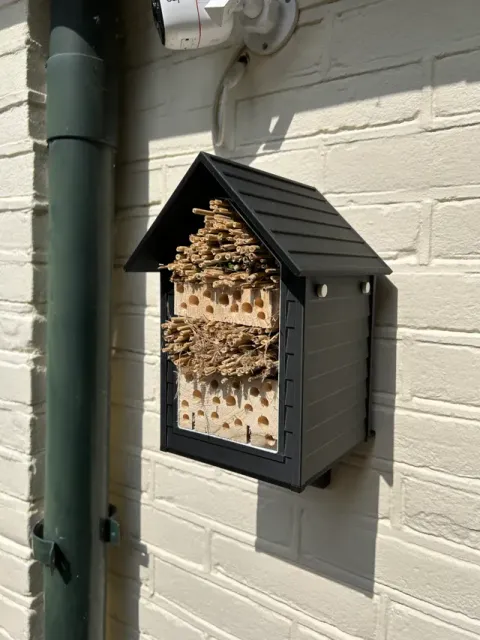 Classic design - insect hotel - bee hotel — Фото 3 из 11