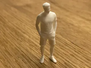 Kleiner Mann mit kurzer Hose
