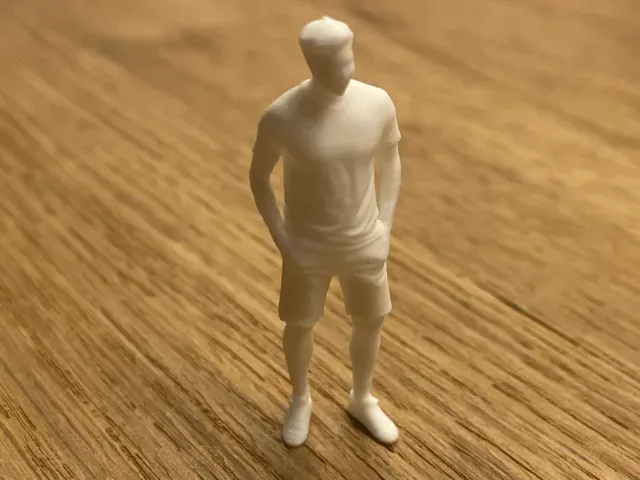 Kleiner Mann mit kurzer Hose