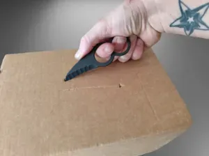 Box opener plastic knife with teeth