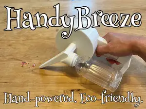 手動エコ掃除機「Handy Breeze」　電気を一切使わずエコにフィラメントの屑を除去できる。
