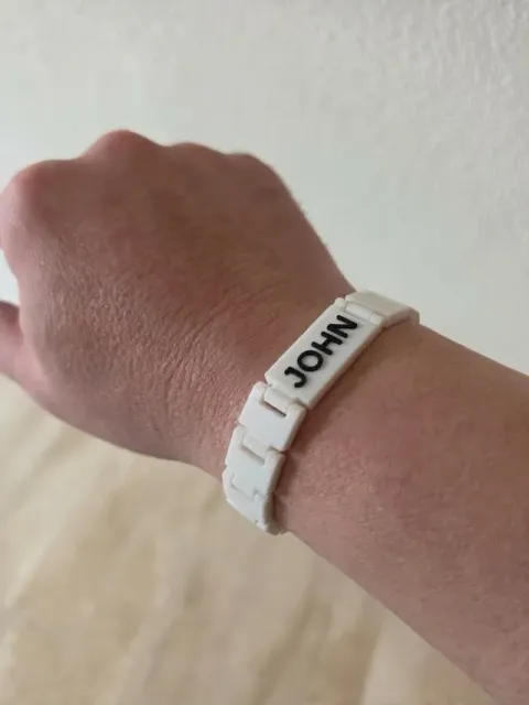 Customizable shackle bracelet with your text — Image 5 of 8