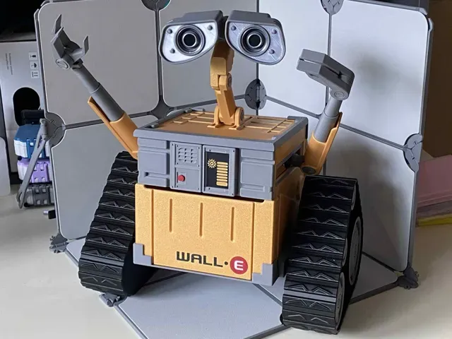 Posable WALL-E (Paper Dispenser)