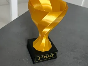 16cm großer Pokal - anpassbares Schild geschwungen