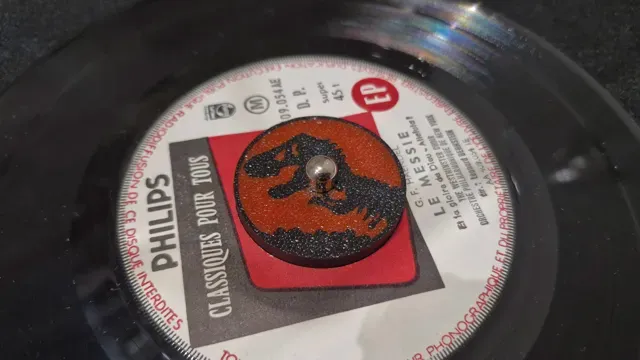 Vinyl Adapter 45 RPM (7") Jurassic Park — Image 3 of 4