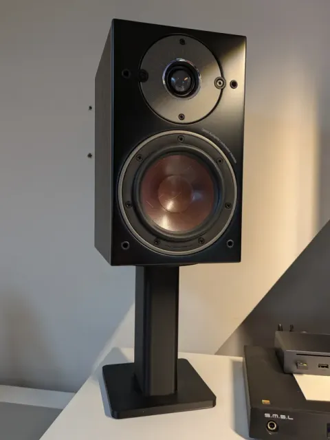 Bookshelf speaker stand — Image 2 of 8