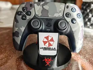 Stand controller ps5 ispirato a resident evil
