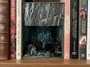 El Corazón de la Caverna Book Nook & Alijo Oculto