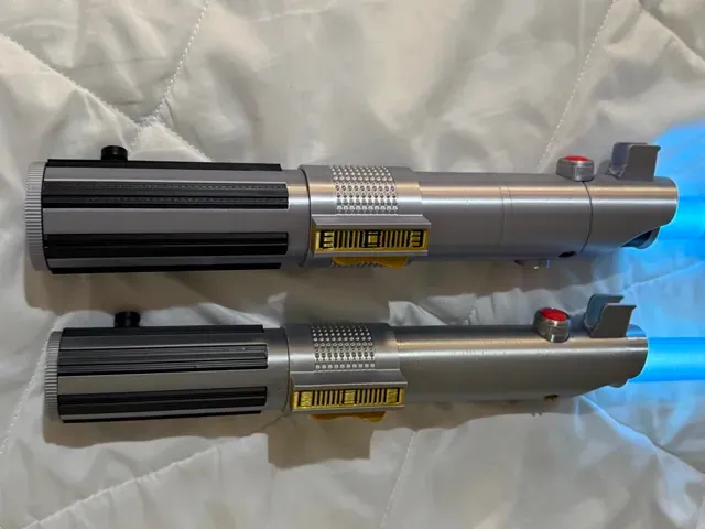 Anakin - The Chosen One Lightsaber w Locking Blade — Image 3 of 3